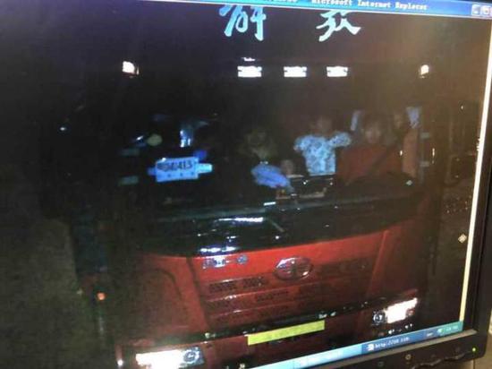 (图:监控视频拍到的驾驶室画面)