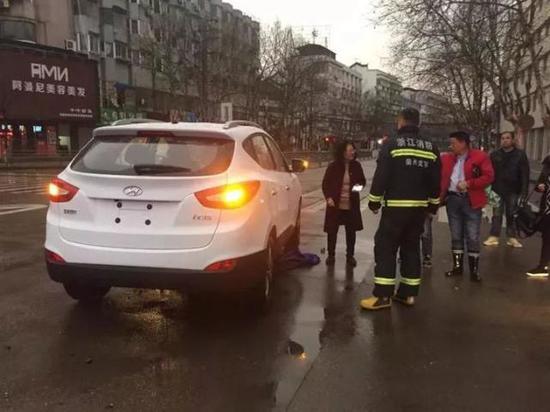 消防官兵到场现场,只见一名女子整个人被困车底,满脸是血,但意识还算清醒。