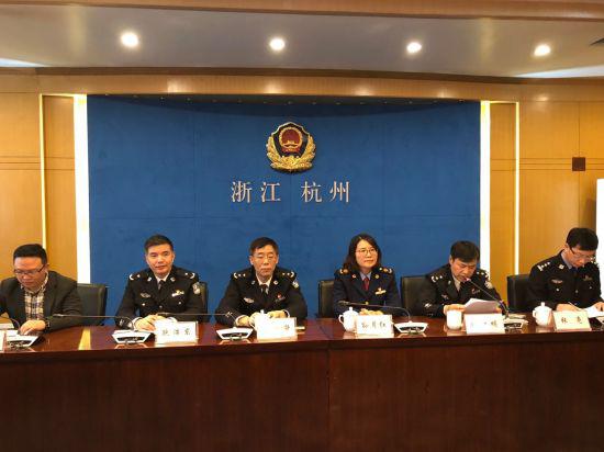 在杭州市公安局举行的消费维权良性互动合作机制签约仪式。 李俪 摄