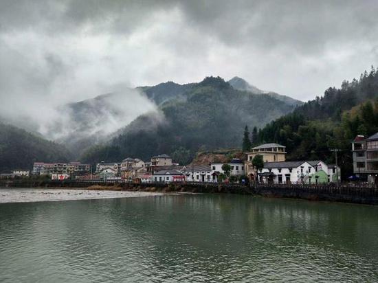 武强溪边的厦山村风景如画
