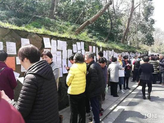 一位家长说,儿子41岁了还没对象,他替儿子愁,晚上睡觉都睡不着。