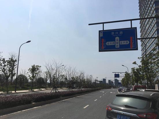 根据被“打码”的路牌得知,地图上的未命名道路名为葛巷路。 本文图片均为澎湃新闻记者 李皙寅 图