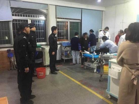 所幸抢救及时,何某脱离生命危险,转入重症监护室。