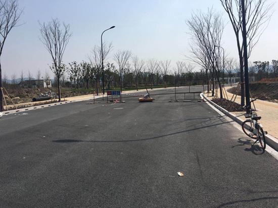 葛巷路两端路口处,均有设置障碍物,并有标示注明封路。