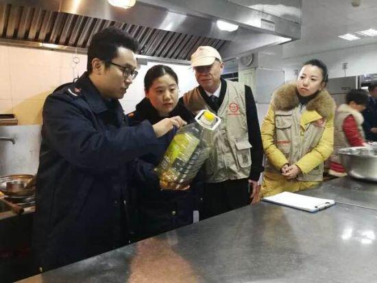 图为杭州市市场监管局开展年夜饭承接酒店专项监督检查 杭州市市场监管局供图