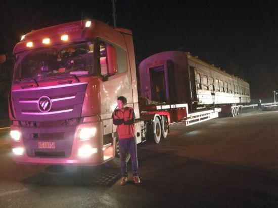 火车“开”上高速惊呆高速交警 高速交警提供
