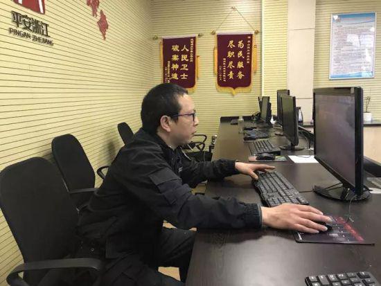 民警在查看监控视频。卞婷 供图