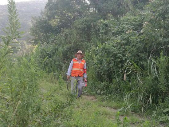 图为潘国巡山。 象山县农林局提供