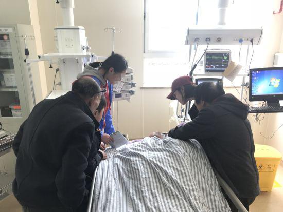 金晓珍尽职尽责地陪护自己的学生 学校提供