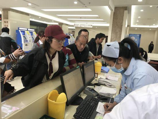金晓珍在医院里替小刘一家忙上忙下 学校提供
