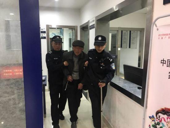 派出所里,值班的民警陆搀扶老人 彭梁平 摄