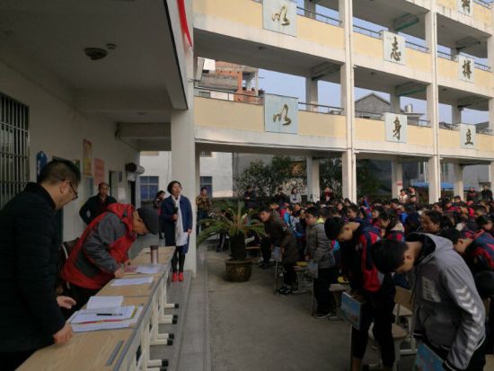 开学典礼上老人和曹宅初中的师生们互相鞠躬致意 受访者提供