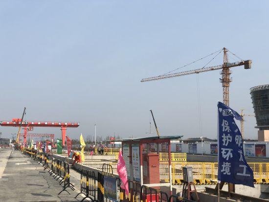图为杭海城际铁路浙大国际学院站施工现场。 徐瀚文 摄