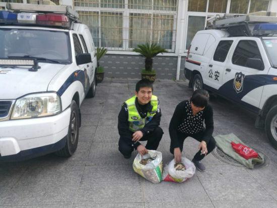 花费近3小时,共捡了五万多枚硬币 警方提供