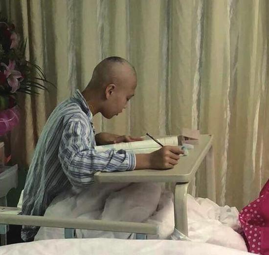 在病房里坚持学习的王晓霞 其家属供图