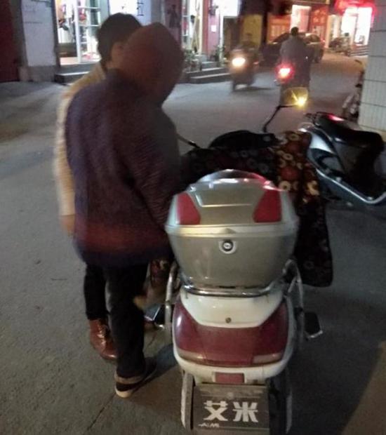 女儿将老人接走