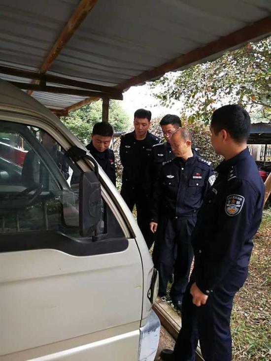 (撞人的面包车)