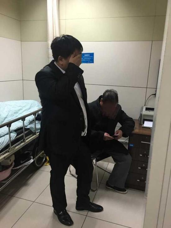 图:伤者儿子在哭泣