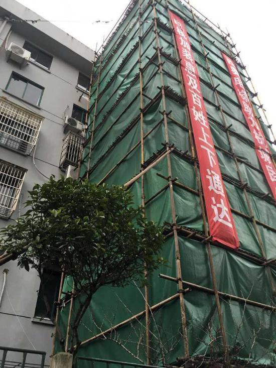 华家池34幢加装电梯已经完成了基坑工作,正在进行钢结构井道拼接