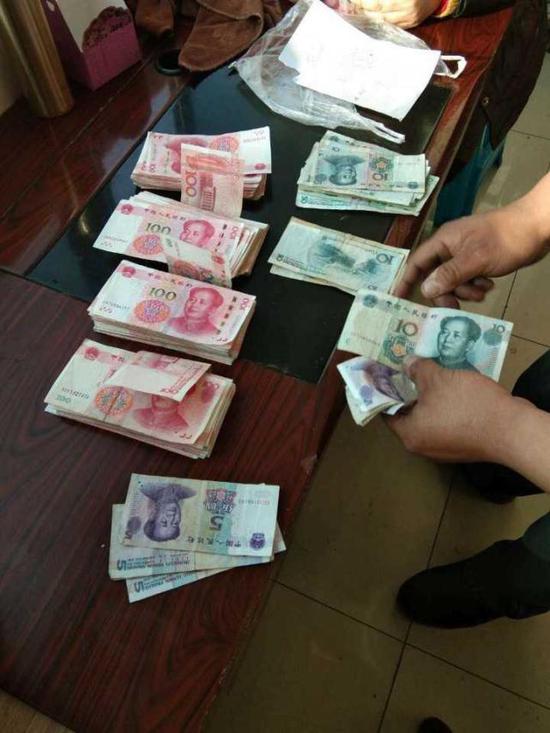 (图:包里的现金)