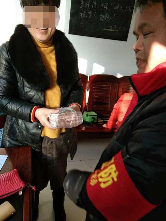 (图:郑女士领回了丢失的钱款、物品)