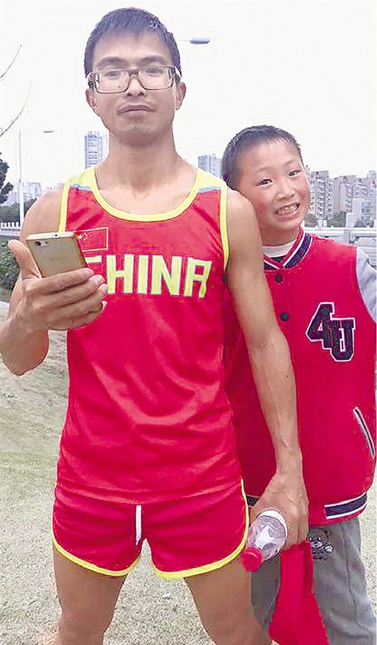 蒋春华与儿子合影