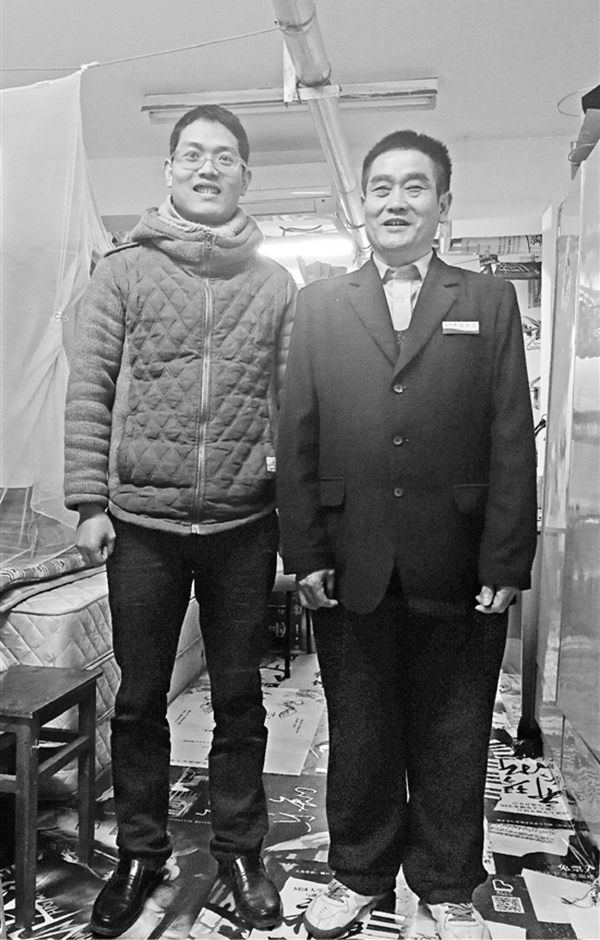 父子俩在熊大叔的车库宿舍。本文图均为钱江晚报 图