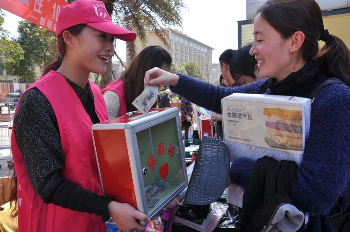 林晓亚在进行义卖活动。陈红 摄