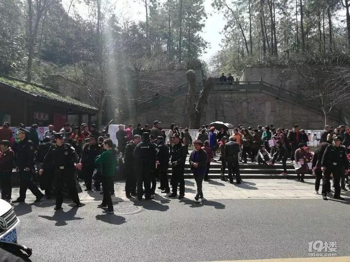 一位母亲说女儿38岁,年薪20万,已经连降门槛,可是还是没遇到合适的。