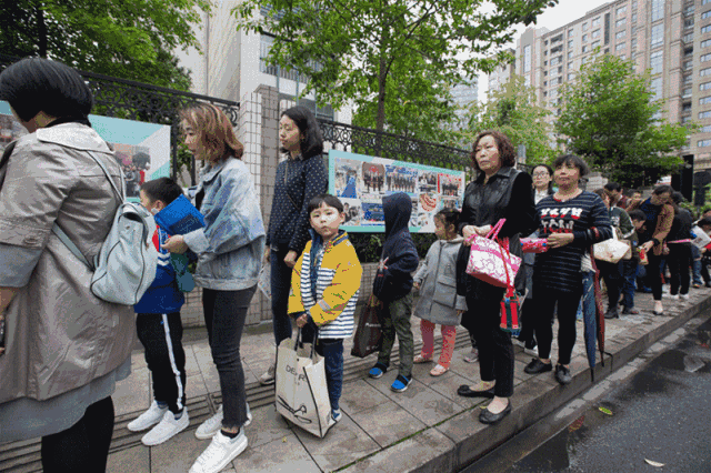 可怜天下父母心。4月14日民办小学面试现场,又是人山人海。