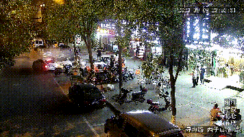 (撞车后,白色轿车只能向前冲卡)