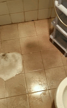 郭先生家的排水口正在喷涌