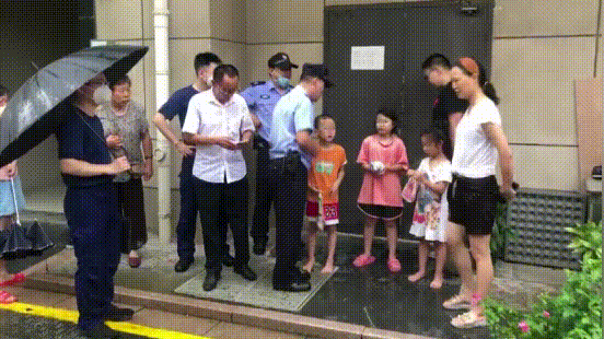 (中间穿粉色上衣的是程思亿)