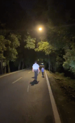 “你是不是说你家离公园挺近的吗?”