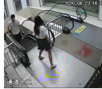 杭小伙扶手电梯上拍女孩裙底 女孩靠反光玻璃识破