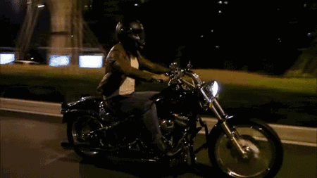 温州男子骑摩托车撞上叉车 所幸戴头盔无生命