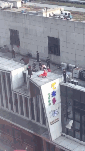 17岁姑娘站在龙湾万达广场三楼阳台欲跳楼,民警与消防员联手救援,众人合力终将姑娘救下