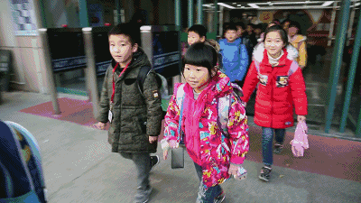 嘉兴10岁女孩每天买菜做饭 父母都是医生要求