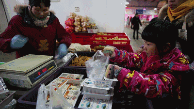 嘉兴10岁女孩每天买菜做饭 父母都是医生要求