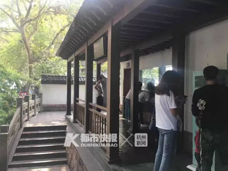 今天断桥公厕几乎不用排队了。记者 凌姝文 摄