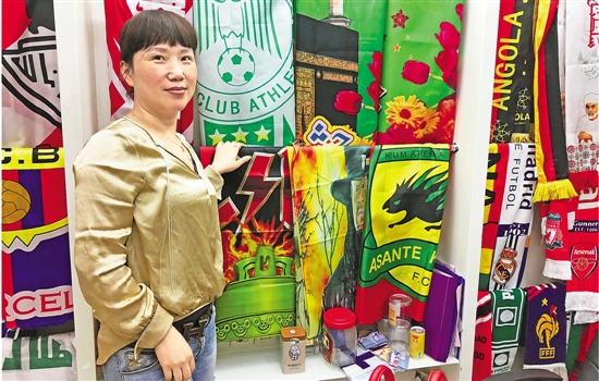 施杏清在经得授权下,生产各国、各俱乐部的旗帜。 王益敏/摄