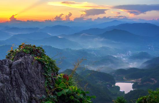 天姥山露营地 游客观看日出与云霞