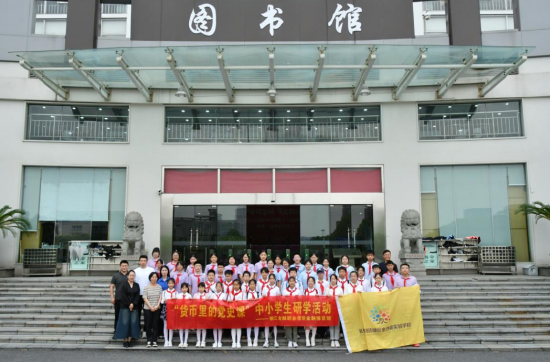 图为中小学生研学活动合影