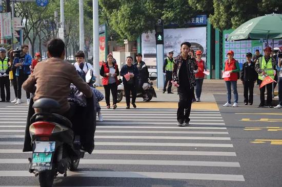 上虞区文明过马路主题教育实践活动全面启动