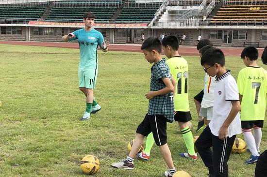 感受南美足球风采 乌拉圭教练走进新昌切磋球