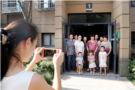 曹娥街道聚英社区拍楼道全家福 邻里乐融融