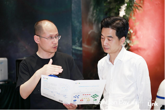 (潘国栋向杭州跨境电商综试办副主任施黄凯介绍LianLian Link)