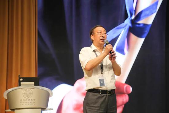校党委委员、副校长严晓鹏