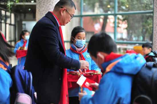 老虎猜什么成语_看图猜成语,大家仔细看一看,图中画的是一只老虎