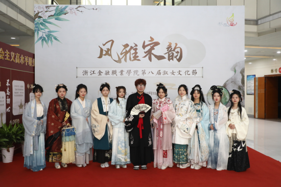 参加表演的汉服社同学合影
